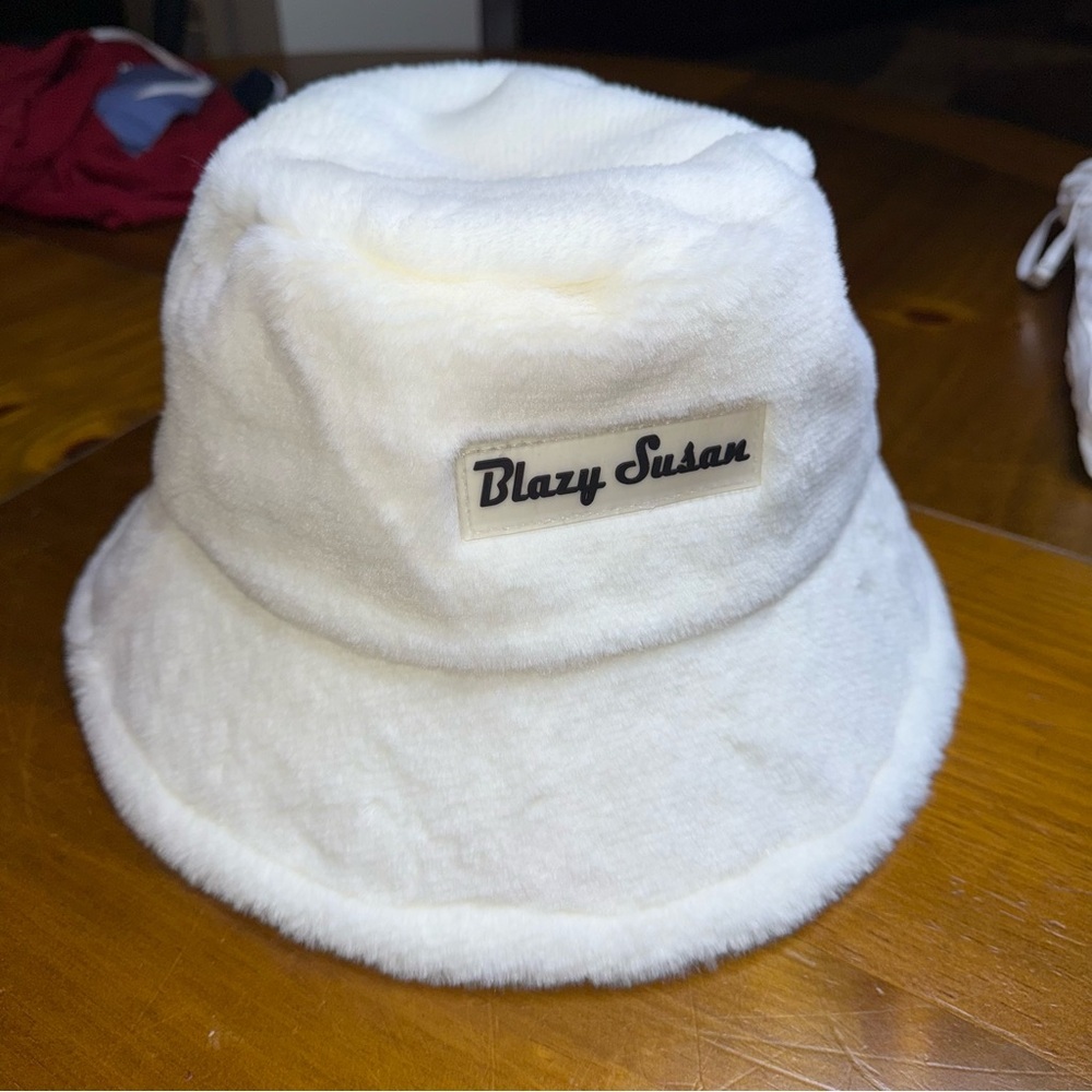 🖤Blazy Susan White Faux Fur Fuzzy Bucket Hat - Picture 6 of 6